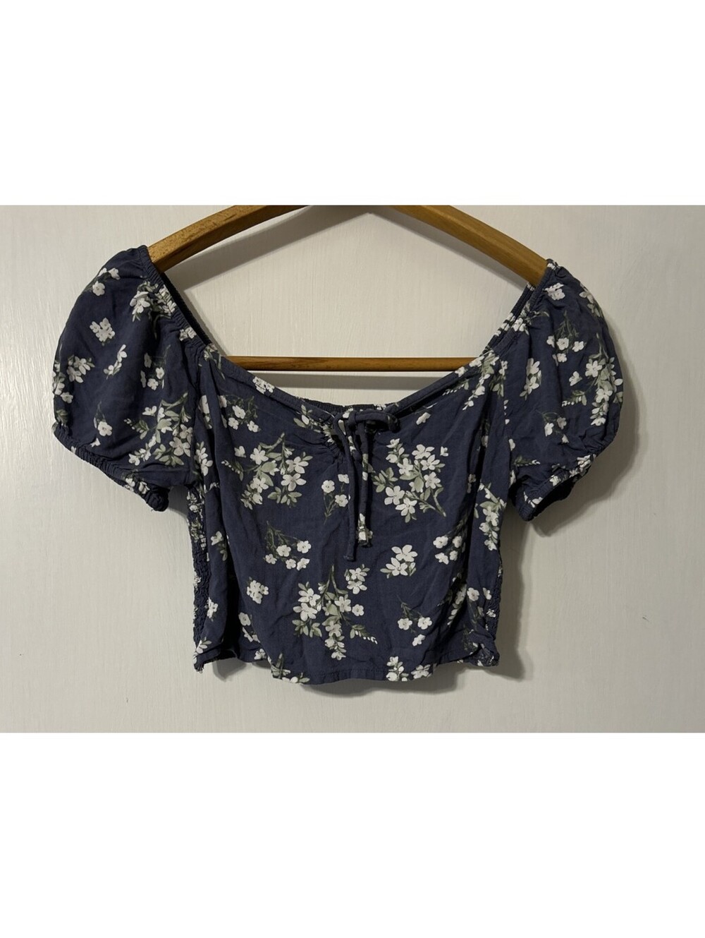 Hollister short sleeve sweetheart crop top blue floral size M puff sleeve boho